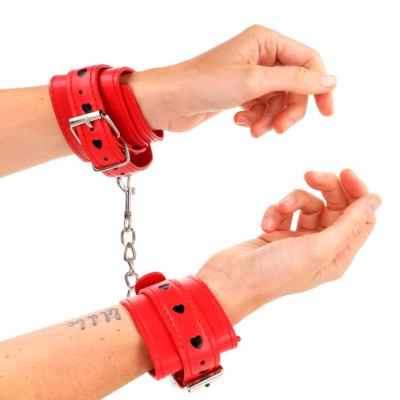 KINK – MUÑEQUERAS ROJO CON INCRUSTACIÓN DE CORAZÓN NEGRO AJUSTABLE 21-28 CM X 5.5 CM